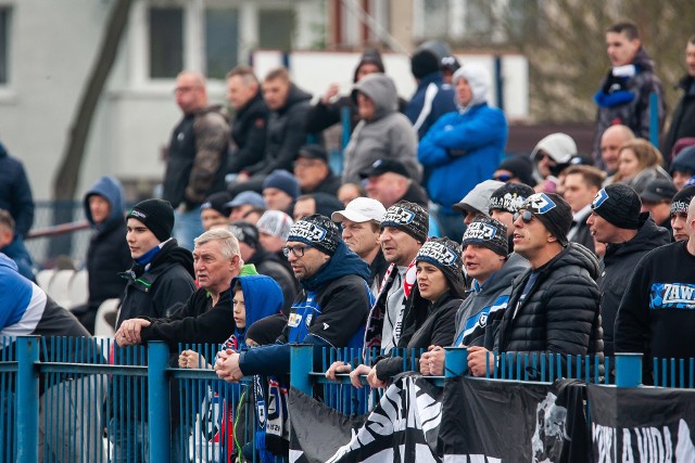 W meczu 20. kolejki I grupy V  ligi Zawisza Bydgoszcz zremisował ze Sportisem Łochowo 0:0. Tym razem kibice niebiesko-czarnych nie mieli powodów do świętowania. Po trzech zwycięstwach tym razem bydgoszczanie nie wywalczyli kompletu punktów.Setny mecz w barwach Zawiszy rozegrał Artur Cielasiński.Wideo: Zawisza Bydgoszcz - Sportis Łochowo.