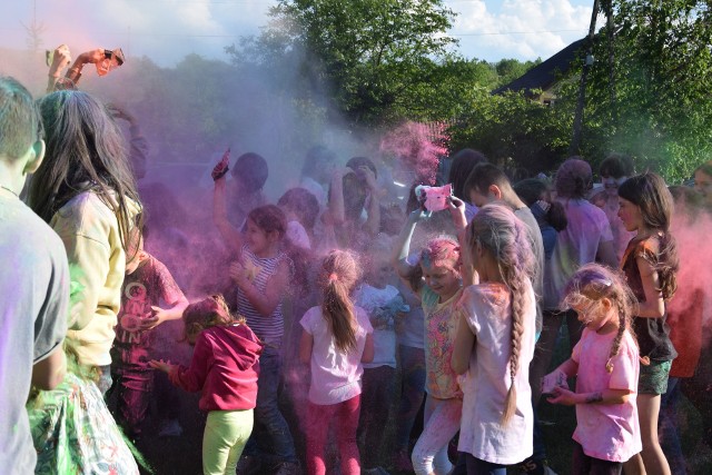 Eksplozja Kolorów podczas Dnia Dziecka przed Domem Kultury w Małogoszczu. Kolorowe proszki Holi robiły furorę.