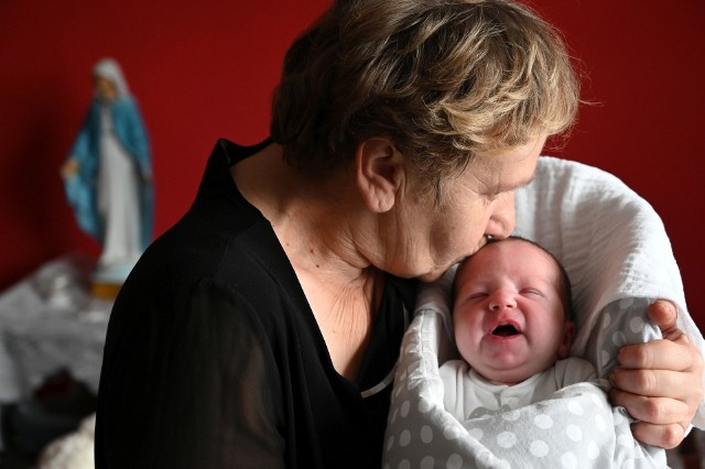 Mama zmarłej Marioli ze łzami w oczach i ogromnym wzruszeniem dziękuje wszystkim za wsparcie. - Żadne pieniądze nie zastąpią naszym wnukom mamy, ale to, że będziemy mogli wyremontować pokoje dla dzieci naprawdę daje nadzieję, że będzie dobrze - mówi pani Henryka.