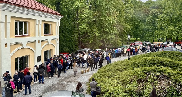 Mieszkańcy Tarnobrzega oczekiwali na darmowe budki dla ptaków w długiej kolejce. Nie starczyło dla wszystkich >>>