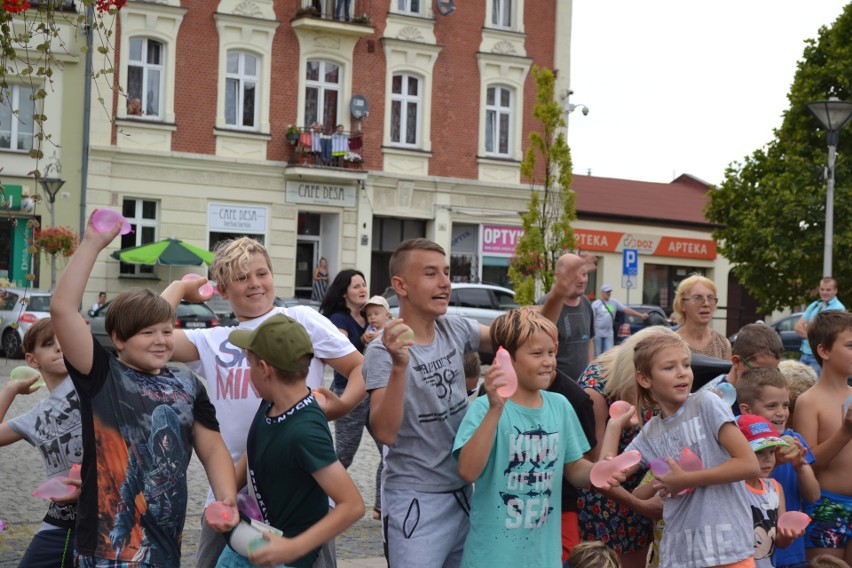 Na rynku w Czeladzi odbyła się wielka bitwa na balony z wodą