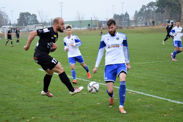 Piłkarze Lechii Zielona Góra przegrali z Karkonoszami Jelenia Góra 1:2.