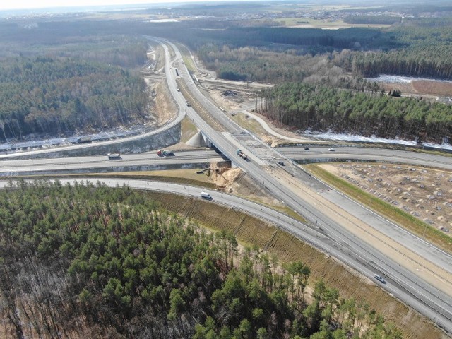 W styczniu minęło sześć lat od rozpoczęcia budowy drogi S3 między Polkowicami i Lubinem. W tym czasie zmieniały się terminy zakończenia prac i… wykonawcy. Były też krótsze i dłuższe postoje. Czy siódmy rok budowy okaże się szczęśliwy i droga zostanie ukończona? Wideo: Lubuski odcinek drogi ekspresowej S3Czytaj także: Trwają prace przy budowie tunelu na S3. Tak powstaje droga prowadząca do granicy z Czechami