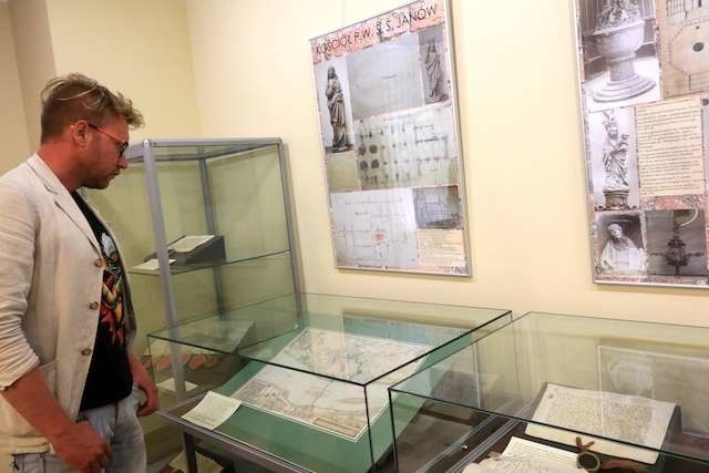 Najstarszy dokument, jaki można zobaczyć na kościelnej wystawie w toruńskim archiwum, pochodzi jeszcze z czasów sprzed lokacji miasta