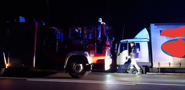 Dzisiaj (wtorek) około godziny czwartej kierowca samochodu ciężarowego stracił panowanie nad pojazdem i wjechał do rowu. Mężczyźnie nic się nie stało. Do kolizji doszło na drodze krajowej nr 21 niedaleko Bożanki. Na miejscu działali m.in. strażacy z Miastka i Trzebielina.