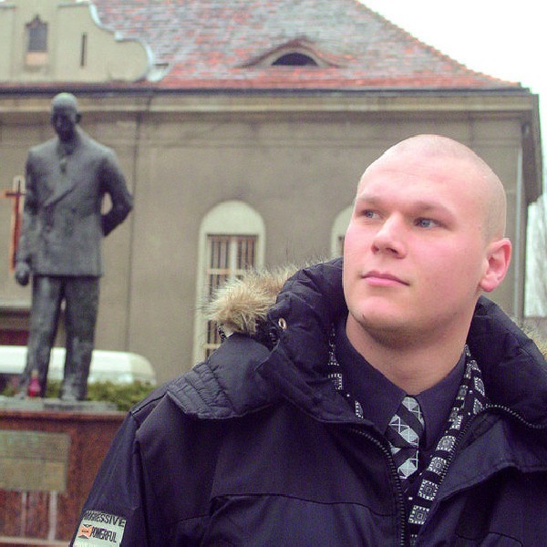 Krzysztof Drozdowski na tle pomnika prezydenta Leona Barciszewskiego