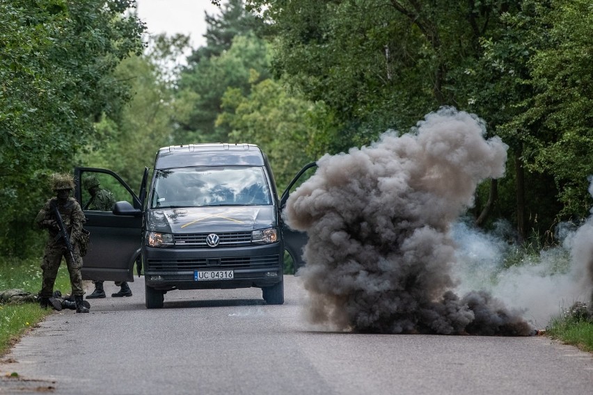 Nad poligonem w Biedrusku unoszą się kłęby dymu, słychać...