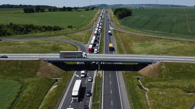 Korki na opolskim odcinku autostrady powodowane są jej remontem.