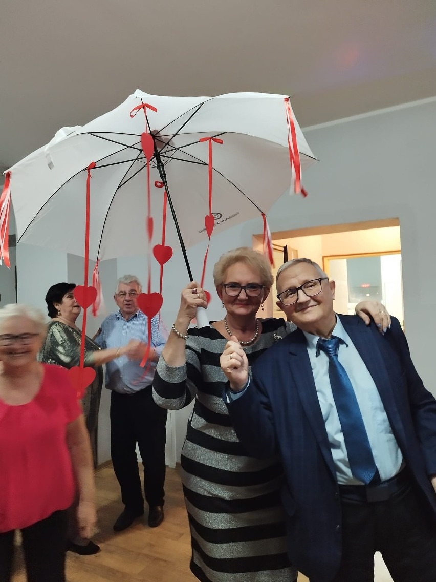 Walentynkowa impreza seniorów z gminy Wejherowo. Zobaczcie, jak bawili się na karnawałowym balu. ZDJĘCIA, WIDEO