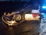 Wypadek na drodze krajowej nr 11 koło Szczecinka. Dachowało BMW [ZDJĘCIA]
