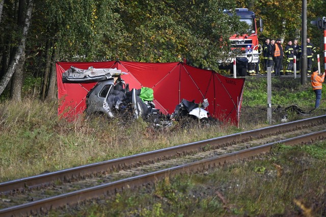 W wyniku zderzenia osobówki z pociągiem na granicy powiatu świeckiego i tucholskiego śmierć poniósł kierowca volkswagena