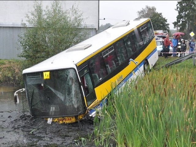 Autobus zjechał przodem do zamulonego stawu służącego kiedyś jako zbiornik przeciwpożarowy.