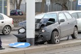 Wypadek na Krakowskiej. Toyota uderzyła w latarnię