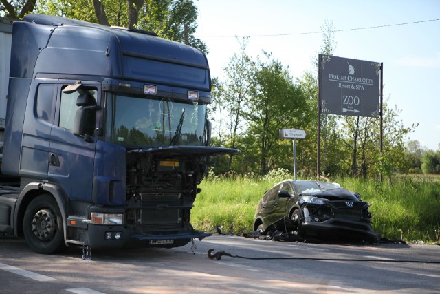 W czwartek rano na drodze krajowej 21 między Słupskiem a Ustką na wysokości miejscowości Niestkowo doszło do groźnie wyglądającej kolizji. Kierujący samochodem osobowym uderzył w ciężarówkę. Przez ponad godzinę droga była zablokowana. 