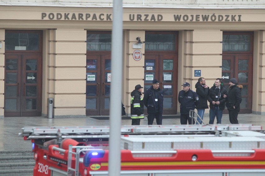 Ewakuacja Podkarpackiego Urzędu Wojewódzkiego w Rzeszowie. Alarm bombowy