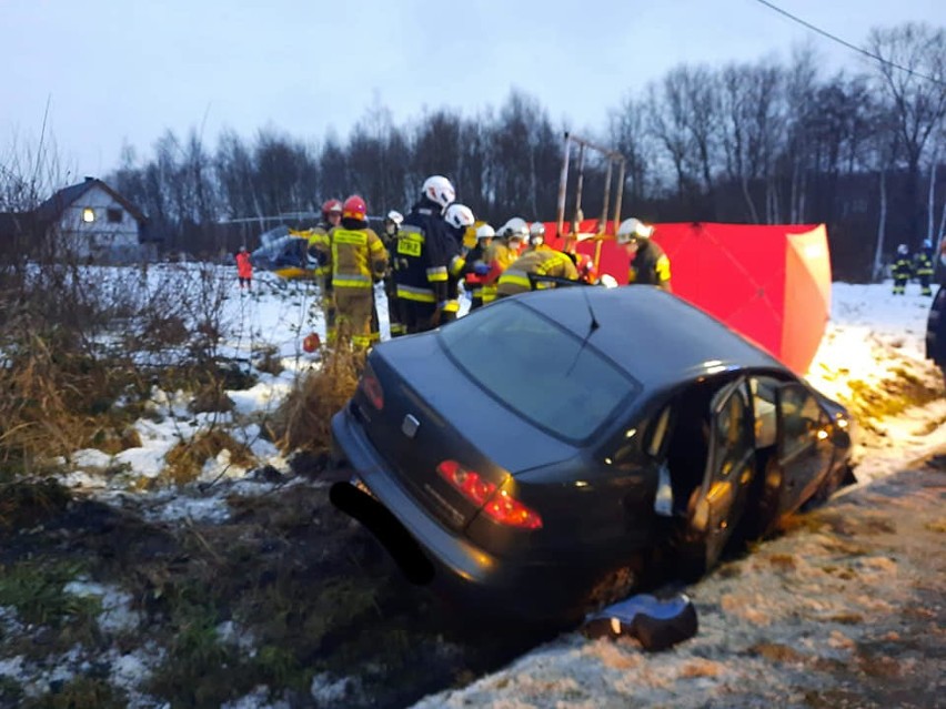 Wypadek w Wołowicach. Czołowe zderzenie i kilka osób rannych w tym dzieci, jedna osoba zginęła. Lądował helikopter