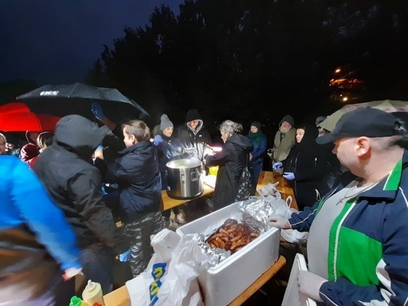 Przygotowują świąteczne paczki dla bezdomnych. Każdy może zostać Świętym Mikołajem