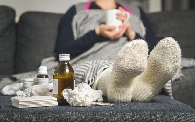 Przeziębienie jest wirusową infekcją układu oddechowego, która zazwyczaj ustępuje samoistnie w ciągu kilku dni do dwóch tygodni. Nie ma jednego skutecznego sposobu na natychmiastowe wyleczenie przeziębienia, ale istnieje wiele domowych środków, które mogą złagodzić objawy i przyspieszyć proces zdrowienia. Oto kilka kroków, które mogą pomóc.