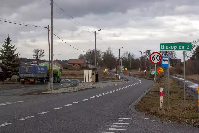 Prace obejmą dwukilometrowy odcinek tej ważnej dla regionu drogi przebiegającej przez Boroszów. Oprócz rozbiórki i budowy na nowo mostu, przebudowane zostaną skrzyżowania, powstanie ścieżka dla pieszych i rowerzystów oraz zatoki autobusowe.