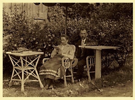 Maria i Józef Gałęzowscy w ogrodzie na tyłach budynku apteki
