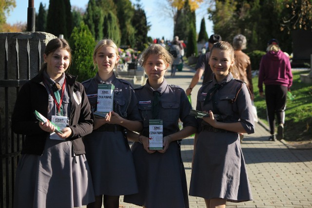 Zbiórka w Głuchołazach. Harcerze ZHR kwestowali już w poniedziałek.Zbiórki na cele patriotyczne organizowane są na wielu cmentarzach Opolszczyzny.