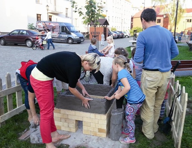 Rękoma instruktorów Pracowni Ceramicznej SOK, wolontariuszy i okolicznych mieszkańców na kulturalnym podwórku powstaje gliniana rzeźba "Nasz wspólny dom&#8221;.