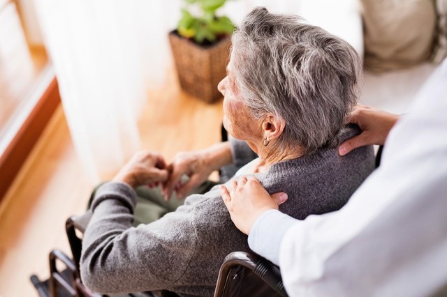 W Grudziądzu w sumie ponad pół tysiącem seniorów opiekują się siostry PCK i opiekunki PKPS-u