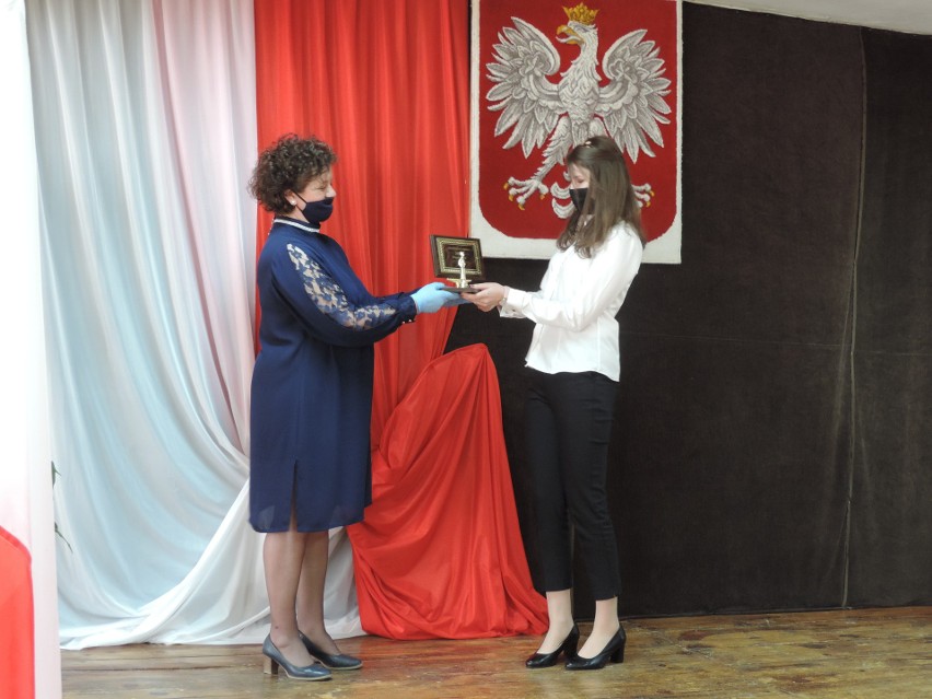 Uczennica Magda Król odbiera nagrodę Absolwent Roku z rąk...