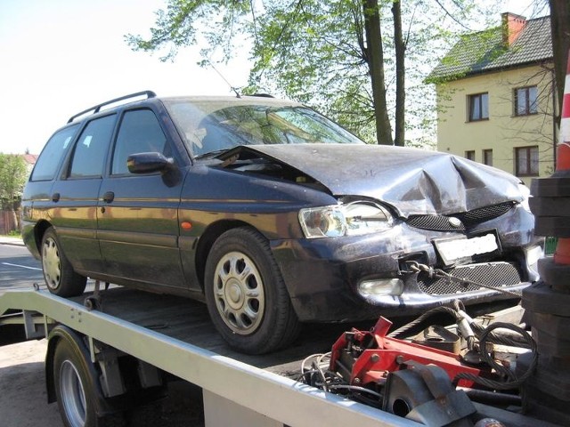 Nietrzeźwy kierowca spowodował kolizję, jadąc fordem escortem.