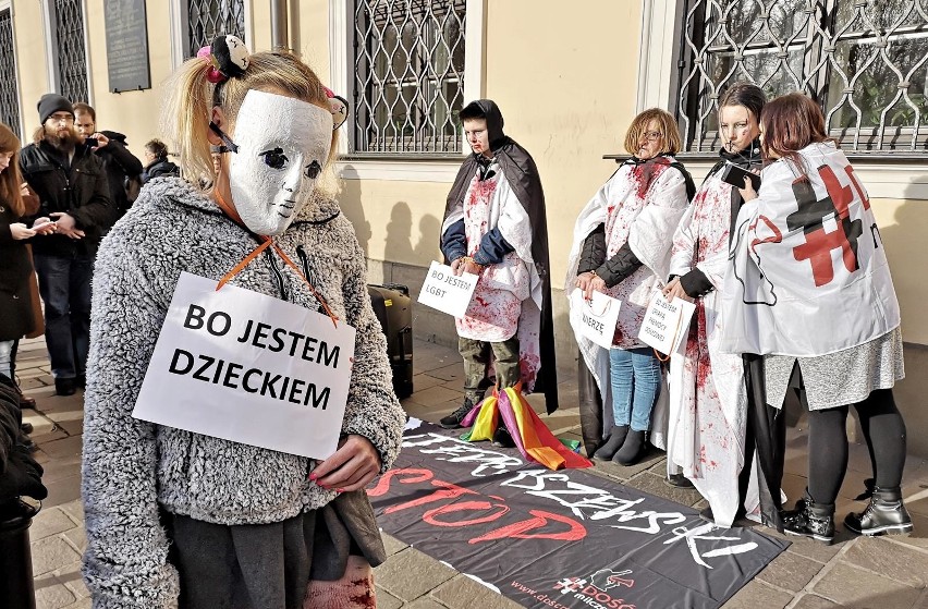 Kraków. Kolejny protest przed krakowską kurią przeciwko ukrywaniu przez kościół pedofilów [ZDJĘCIA] [9.12.]