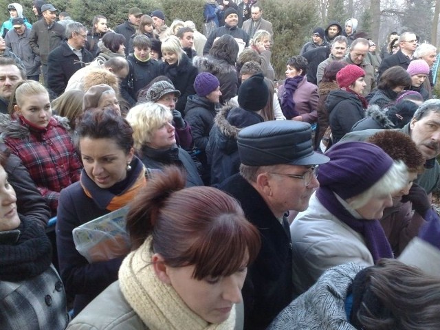 Przed wejściem do urzędu miasta stoi około 100 osób