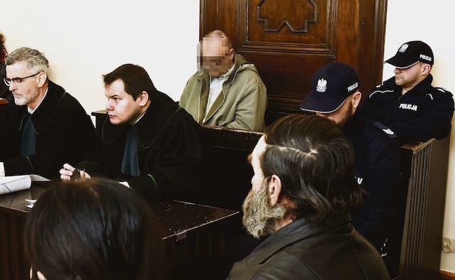 Piotra D., „Blaszkę”, na wczorajszą rozprawę przyprowadzono z aresztu. Zenon M. odpowiada z wolnej stopy