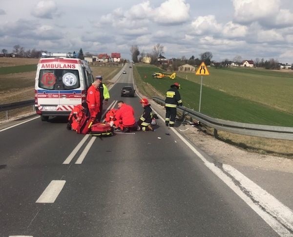 Do tragicznego wypadku doszło w poniedziałek o godz. 13 w powiecie pabianickim, na wiadukcie nad trasą S14 między Piątkowiskiem a Petrykozami. Jadąca rowerem 61-latka została potrącona przez mercedesa i zmarła w wyniku ciężkich obrażeń. 