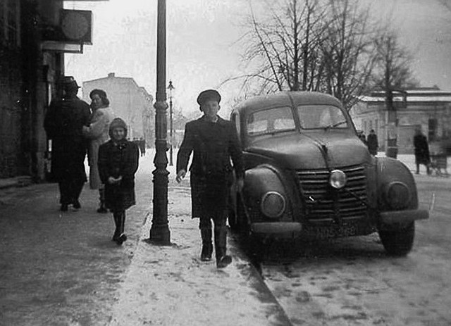 Rok 1949: bracia Sieńczewscy i Hanomag 1.3 Liter na Grunwaldzkiej w Sopocie źródło: Ze zbiorów Dariusza Sieńczewskiego