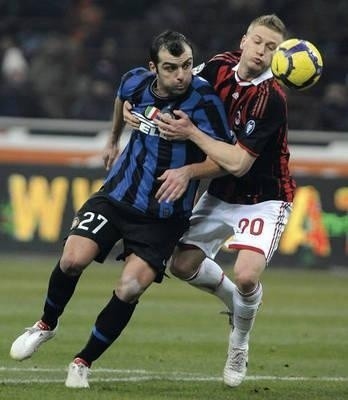 Goran Pandev (Inter, z lewej) w pojedynku z Massimo Antoninim Fot. PAP/EPA/PIERPAOLO FERRERI