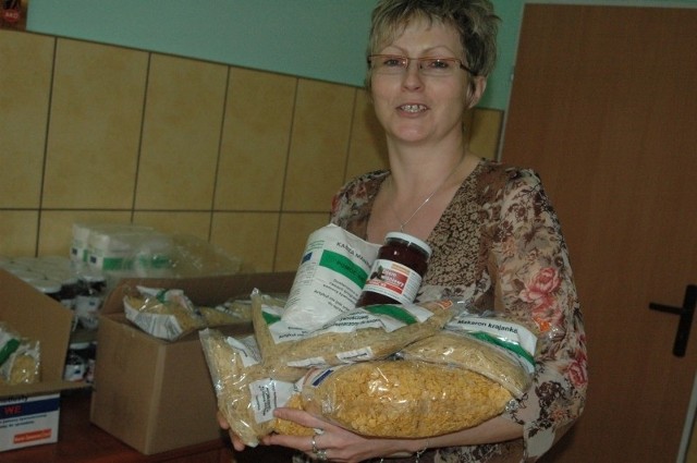 Paczki żywnościowe rozdaje Małgorzata Kapuścik