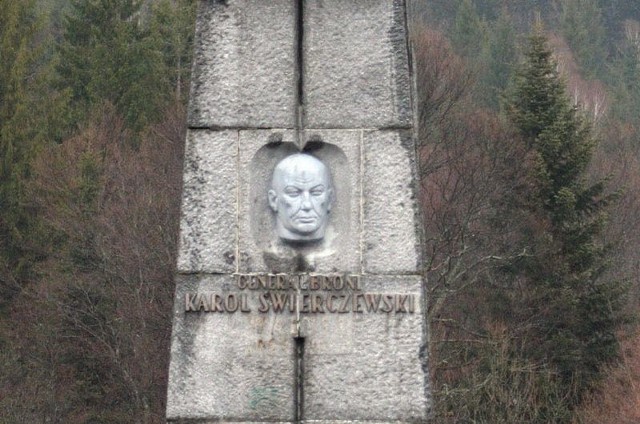 Pomnik gen. Świerczewskiego w Jabłonkach k. Baligrodu.