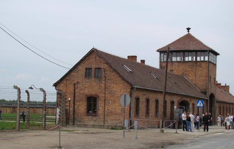 Oświęcim. Sąd jeszcze raz zajmie się sprawą Belgów, którzy z terenu Miejsca Pamięci Auschwitz zabrali elementy ogrodzenia byłego obozu