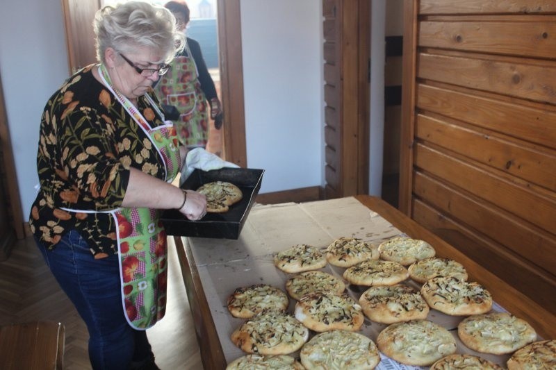 Mieszkańcy Niegowici w gminie Gdów upiekli podpłomyki i...