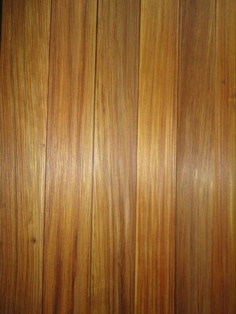 Deski tarasowe z drewna denyaDeski z drewna egzotycznego denya mają naturalny układ słojów i lekko splecione włókna