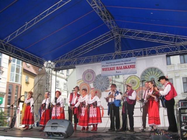 Na scenie festiwalowej jako pierwszy wystąpił zespół Ferajna z Wrocławia