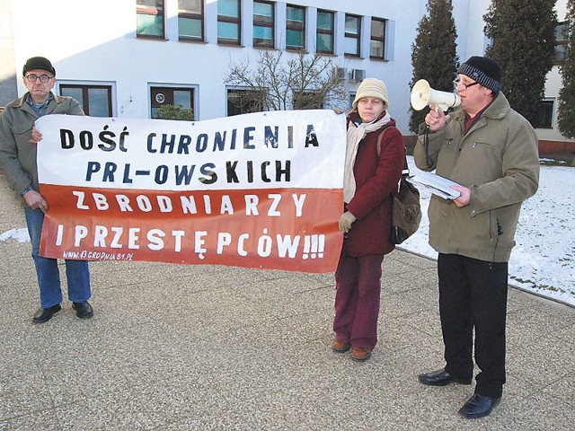 Najpierw pikietujący skierowali transparenty w stronę osób, przyglądających się manifestacji. Po kilku minutach zwrócili je w kierunku okien Sądu Okręgowego. 