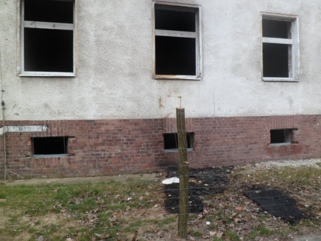 Policjanci wynieśli bezdomnego z płonącego budynku w Krośnie Odrzańskim.