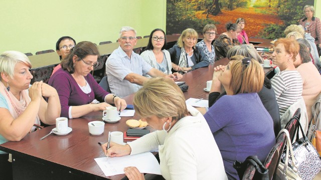 Kto wygra bój o zastawę stołową w Rzeczycy?Przedstawicielki kół gospodyń spotkały się ze swoją szefową w Ośrodku Doradztwa Rolniczego w Kalsku. K. Stachów wyjaśniła, jak założyć KGW.