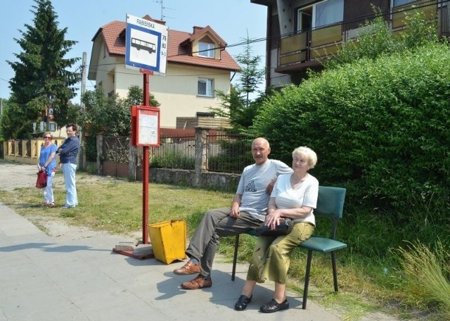 Pomysłodawca i wykonawca ławeczki ze swoją teściową Henryką Wilk, która chętnie na niej siada czekając na autobus.