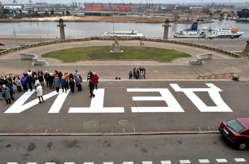 Wyjątkowy napis na Wałach Chrobrego w Szczecinie. To akt solidarności z Ukrainą [ZDJĘCIA]