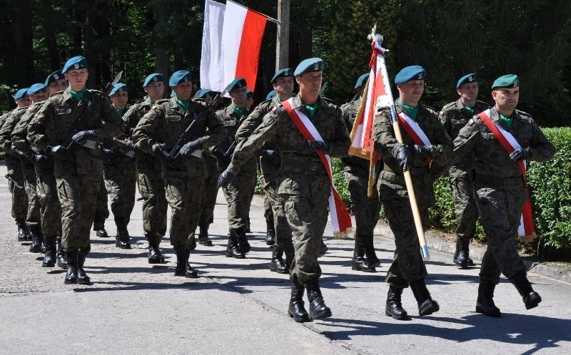 W tajnej jednostce wojskowej ukrytej w środku lasu w...