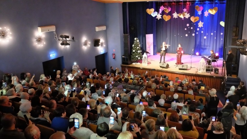 Wielkie kolędowanie z gwiazdami w Przysusze. Zaśpiewali Alicja Węgorzewska, Bogdan Kierejsza i Robert Grudzień. Zobacz zdjęcia