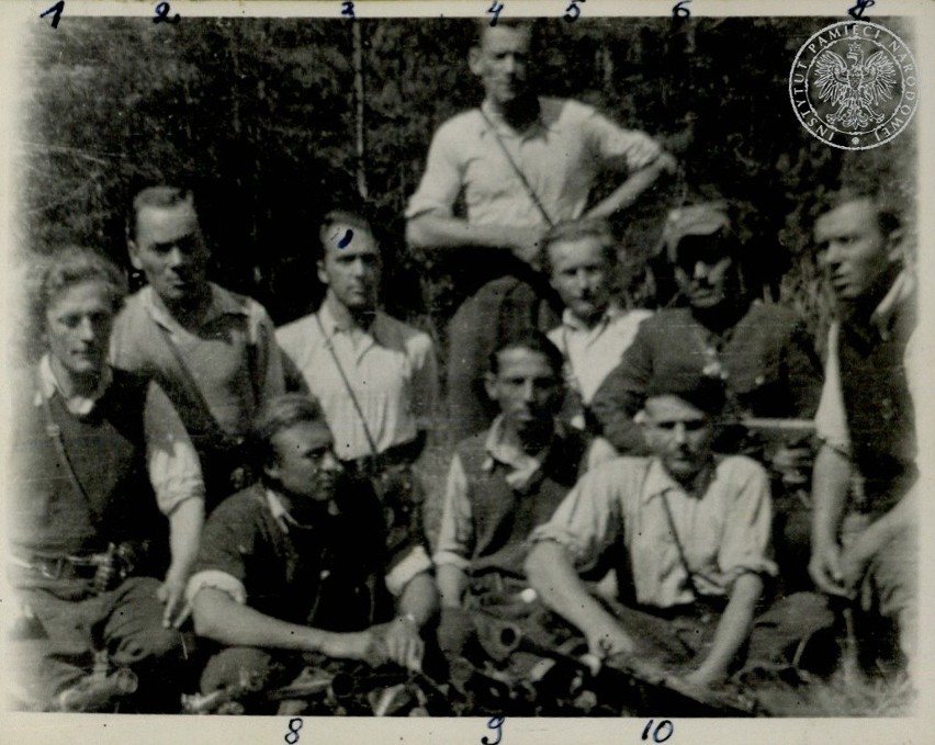 Oddział Adama Kusza „Adama”, sierpień 1950 r. Józef Kłyś siedzi drugi od lewej w pierwszym rzędzie.