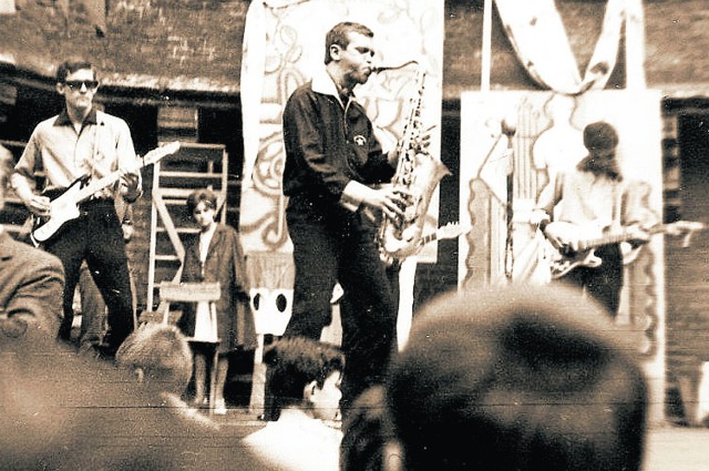 Juwenaliowy koncert Białej Gwiazdy w Barbakanie, 20 V 1963; od lewej: P. Pałamar, E. Żakowicz, J. Ochoński, Z. Schornstein